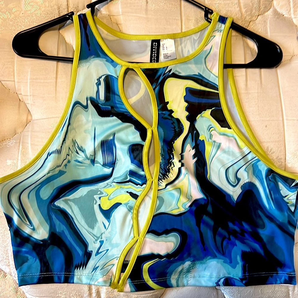 Vibrant, turquoise graphic top size L in women’s.
